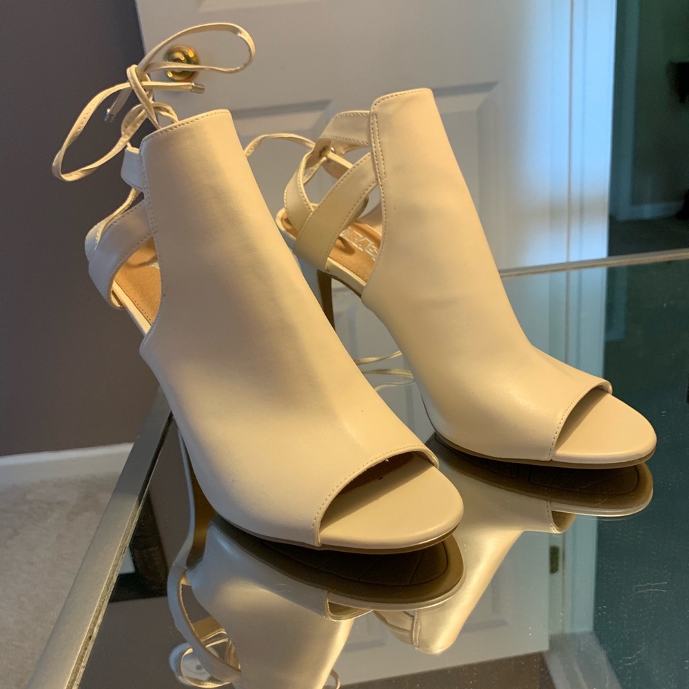 Nude/Beige peep toe pumps